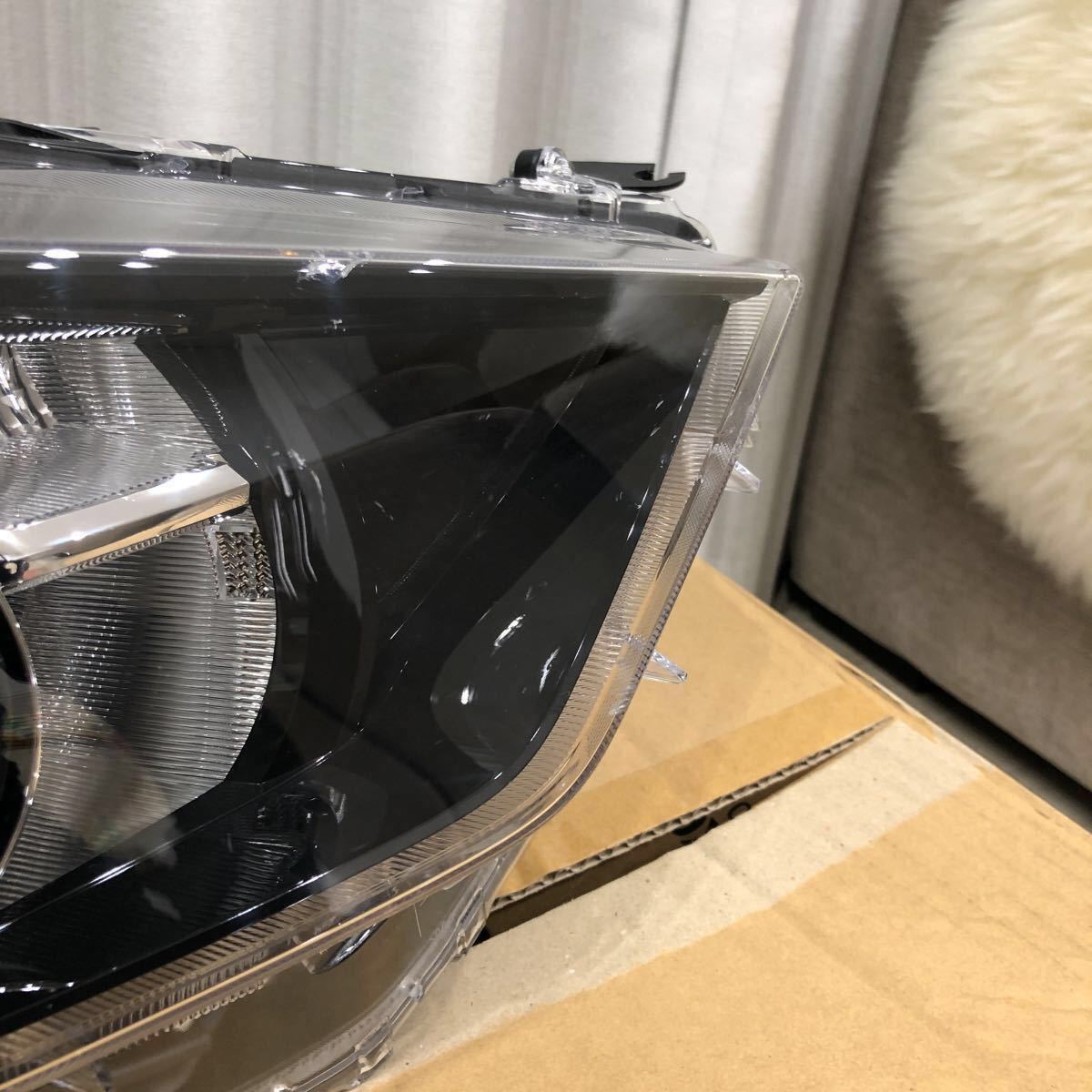 送料無料 トヨタ純正 ヤリス MXPA10 MXPH10 KSP210 右ヘッドライト