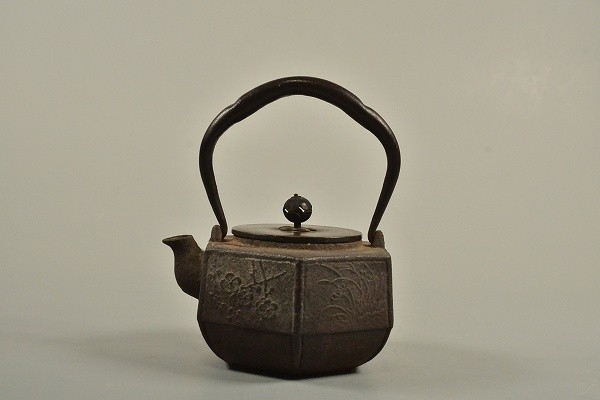 道XA272 江戸時代 四君子地紋 面取鉄瓶 日本金工作品 茶道具 煎茶道具(