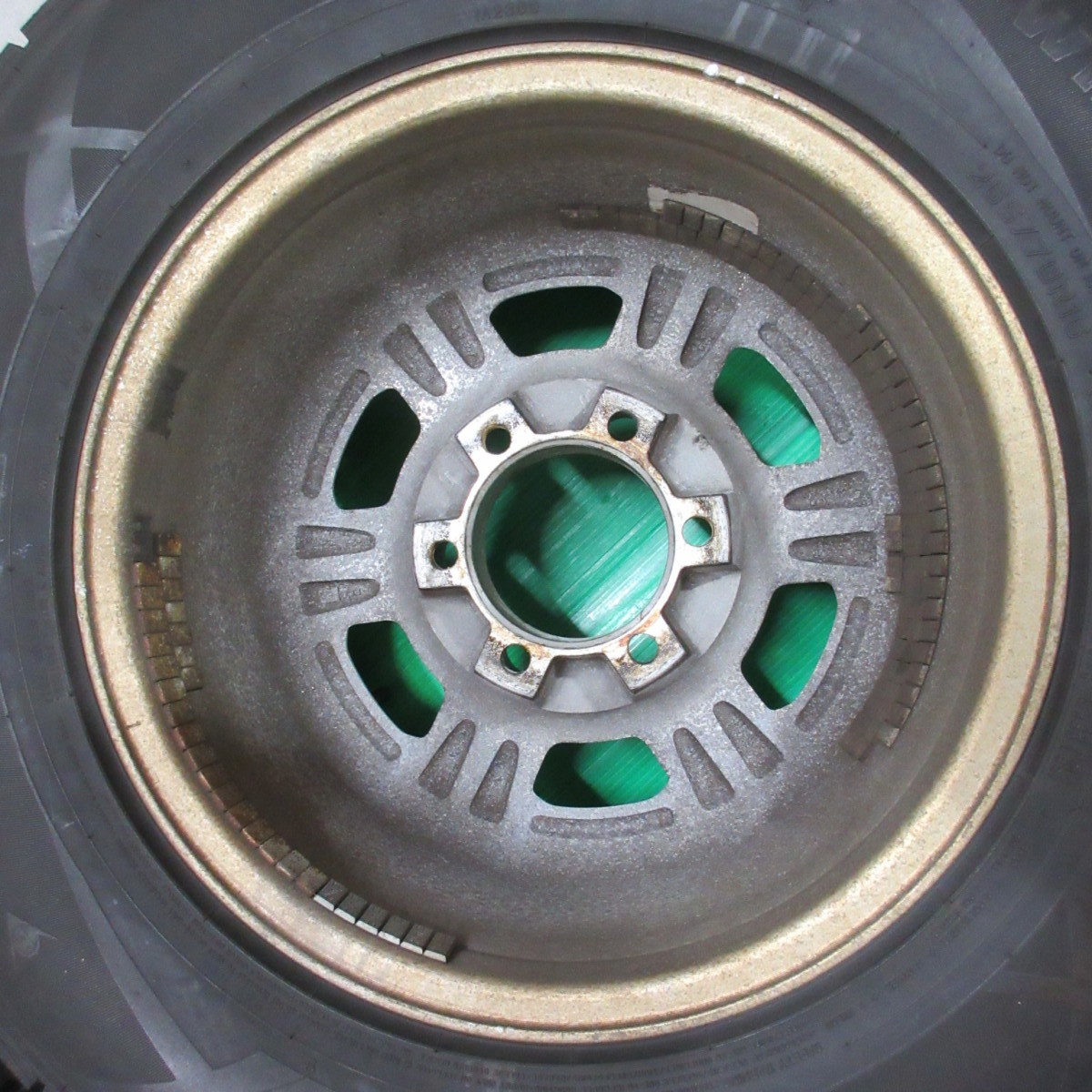 プラド サーフ 265/70R16 冬用バリ山スタッドレス 80-85%山 ダンロップ 