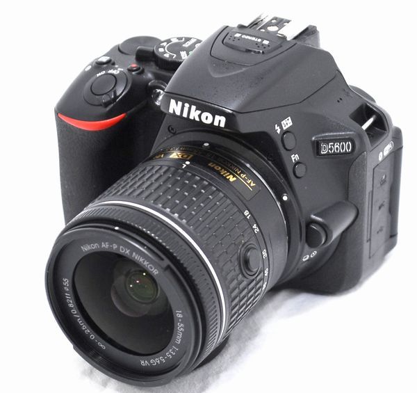 新品同様の超美品 141ショット・豪華セットNikon ニコン D5600