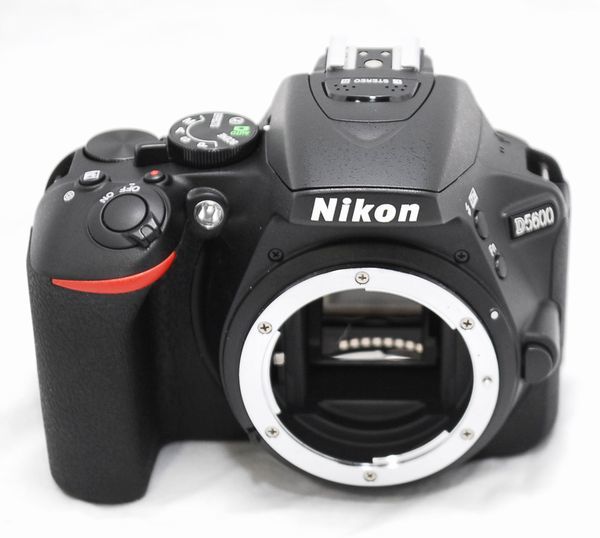 新品同様の超美品 141ショット・豪華セットNikon ニコン D5600