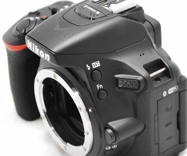 新品同様の超美品 141ショット・豪華セットNikon ニコン D5600