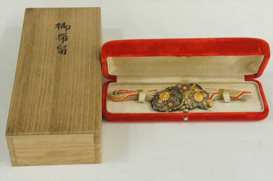 T 金工師 勝春銘 銀色絵 鼓菊彫刻帯留 東京艶牡丹塚本販売品 未使用品 