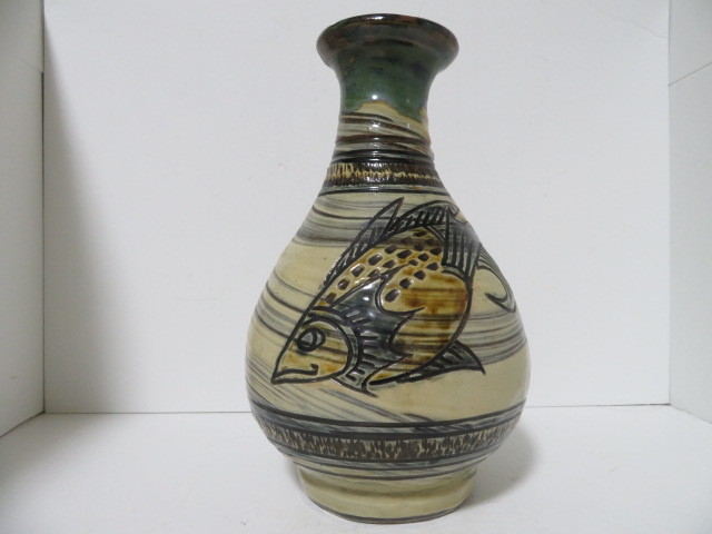 宮城須美子作　線彫魚紋　壺 宮城 智 壺屋焼 師金城次郎 魚紋飾り花瓶 宮城 須美子夫 【公式通販】