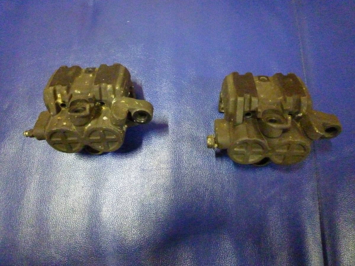 ＣＢＲ４００Ｆ　純正　ブレーキキャリパー　２個