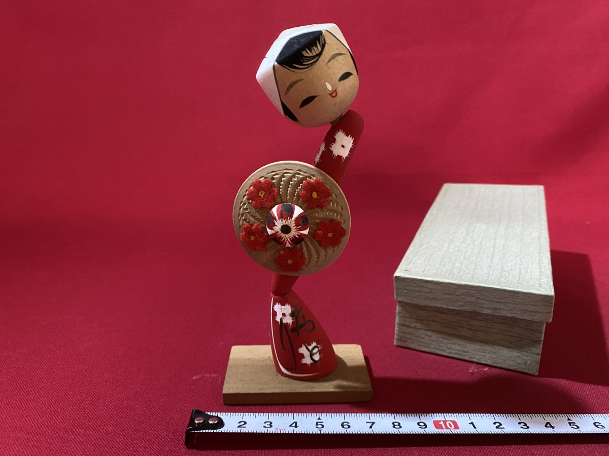 C こけし １体 箱付き くの字 花笠 首傾げ 笑顔 コケシ Kokeshi 民芸品 木地玩具 お土産 癒し 置物 飾り B47上 こけし 売買されたオークション情報 Yahooの商品情報をアーカイブ公開 オークファン Aucfan Com