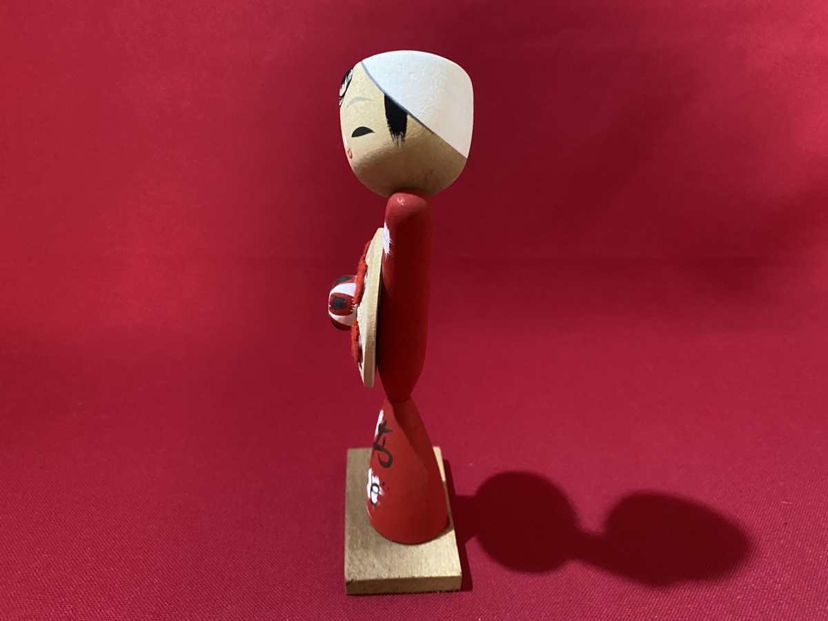 C こけし １体 箱付き くの字 花笠 首傾げ 笑顔 コケシ Kokeshi 民芸品 木地玩具 お土産 癒し 置物 飾り B47上 こけし 売買されたオークション情報 Yahooの商品情報をアーカイブ公開 オークファン Aucfan Com
