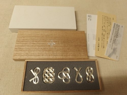 【格安，人気セール】 0420239a メ便 能作 結び 箸置 5点セット/インテリア雑貨/木箱入り/長期保管品/メール便発送可能商品(箸置)｜売買されたオークション情報、yahooの商品情報をアーカイブ公開 - オークファン 箸置