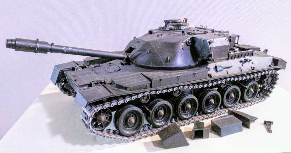 タミヤ 1/25デラックス戦車シリーズNo.イギリス陸軍中戦車チーフテン 