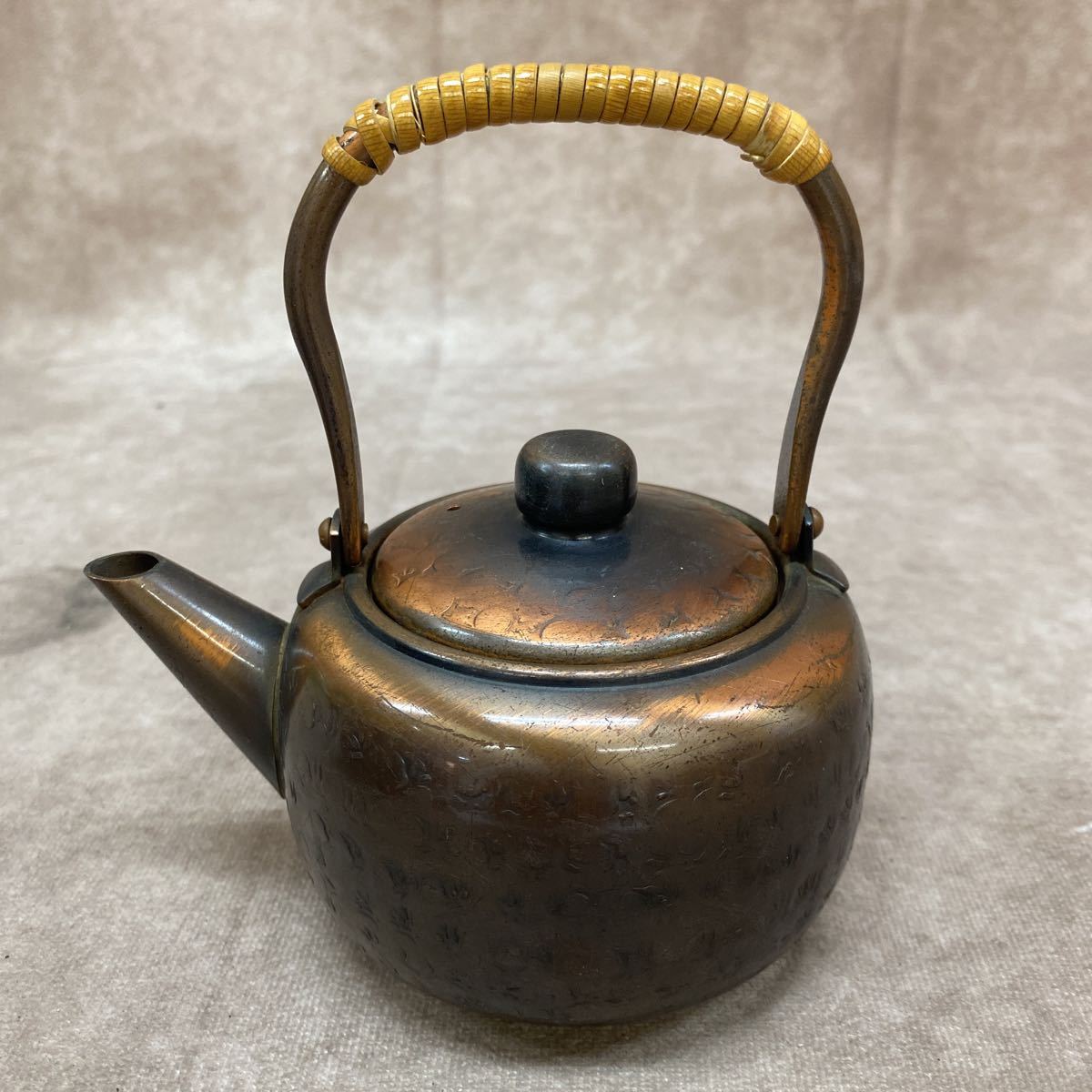 小ぶりなやかん 印有 在銘有 湯沸し 鎚起銅器 鎚起 水注 茶器 銅製 薬缶 茶道具 古商品 薬缶 急須 煎茶道具