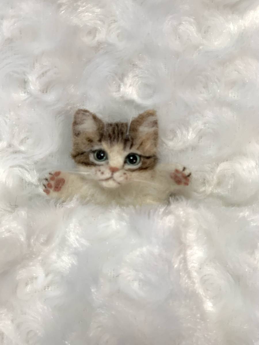 chico＊ 羊毛フェルト 猫 ＊ キジ白ちゃん ブローチ *・ ネコ