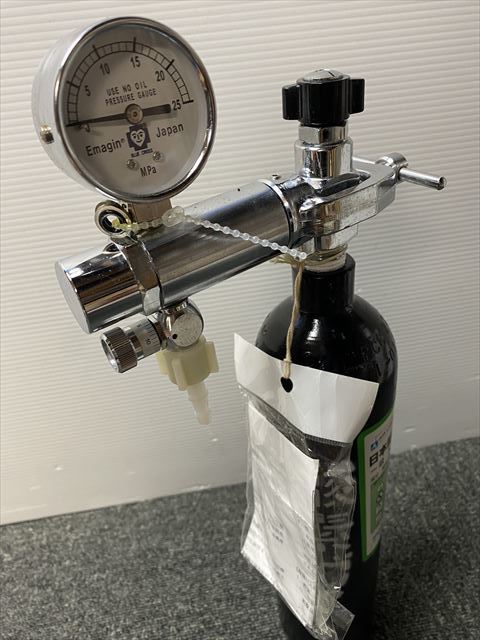 医療用 酸素ボンベ・吸引用・日本薬局方・内容量0.15m3・メーター付 