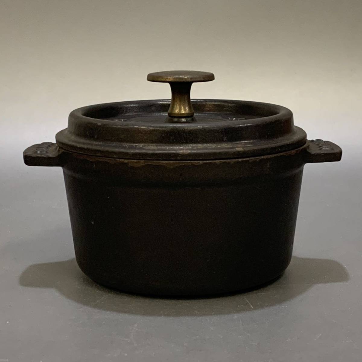 17）LA COCOTTE ココット STAUB ストウブ 両手鍋 鉄鍋 ストゥーブ 裏面 