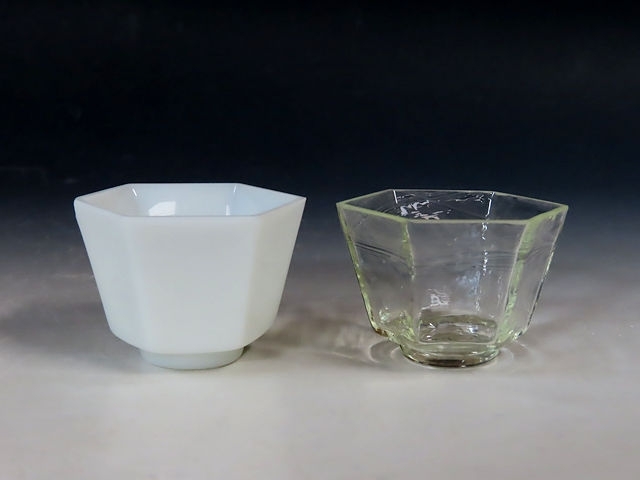 古いガラス酒器④ 江戸ガラス 乳白と無地の六角盃 /氷コップ 
