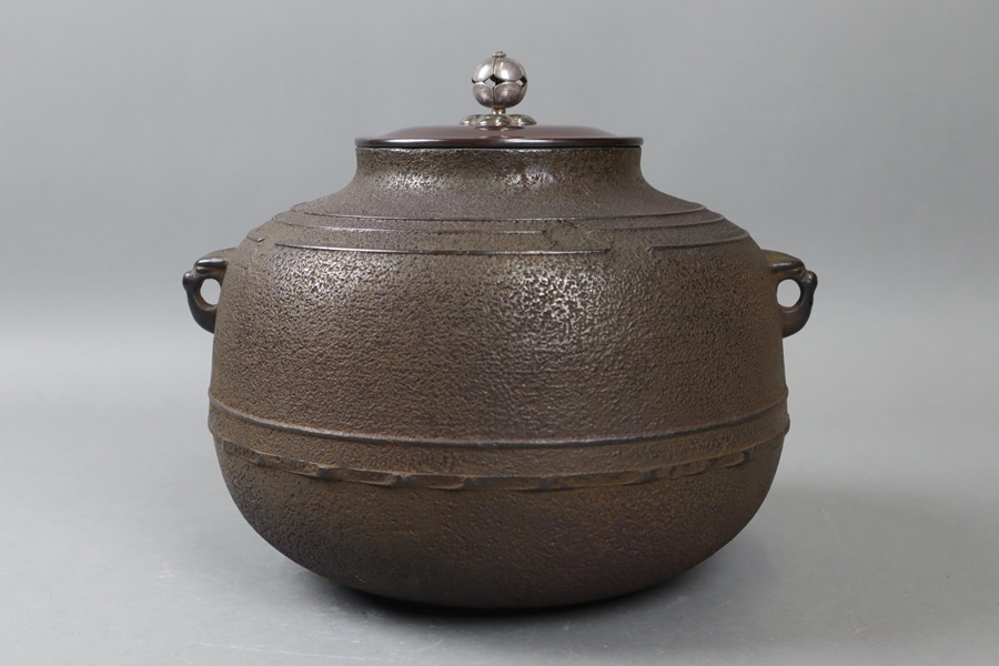 茶道具 織部筋釜 共箱 美品 PR047 茶道具 釜師 和田美之助 銀摘 筋万字釜 共箱 細密細工 古美術品 [a1140