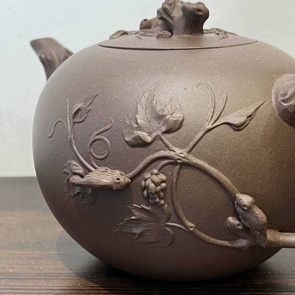 中国宜興 朱泥 急須 葡萄栗鼠 蓋裏銘 紫砂煎茶宜興茶壷 M-