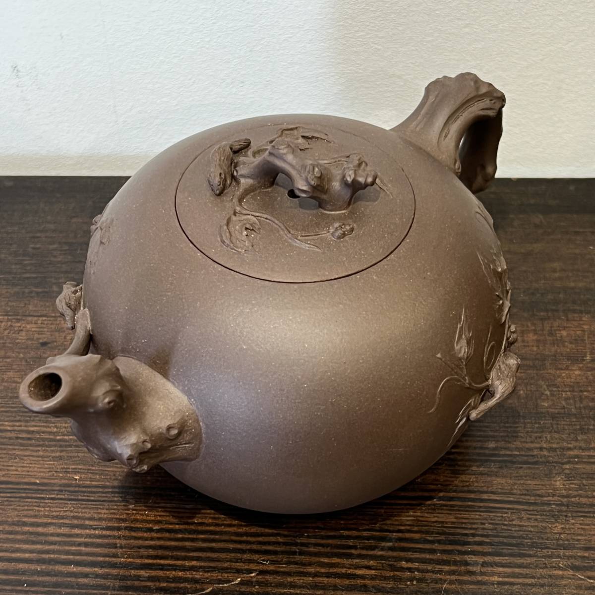 中国宜興　朱泥　葡萄栗鼠　急須　紫砂壺　茶壺　在銘　煎茶道具 中国宜興 朱泥 急須 葡萄栗鼠 蓋裏銘 紫砂煎茶宜興茶壷 M-83(施釉陶