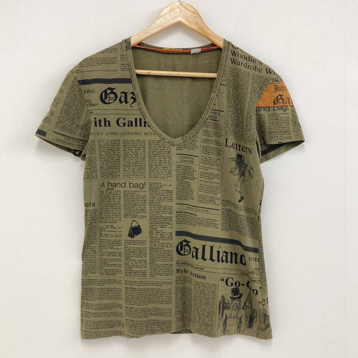 John Galliano ニュースペーパー Tシャツ 英字 総柄 カーキ Mサイズ 
