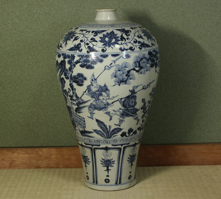 秘蔵品 景徳鎮（けいとくちん）とは 官窯景徳鎮窯染付人物図瓶・明時代