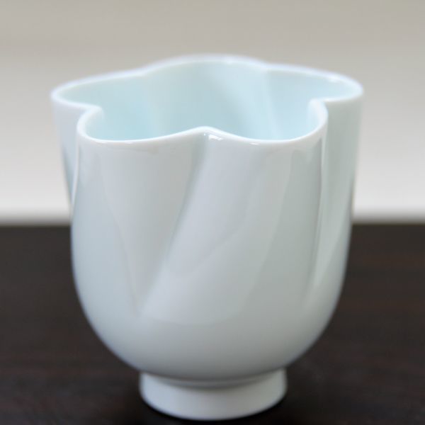 極美品】人間国宝 井上萬二 本人作 白磁 花形 捻り ぐい呑 共箱 共布 