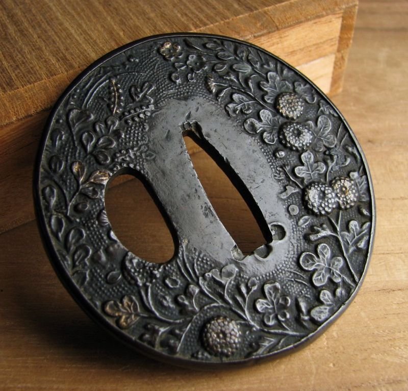 時代武具　古金工　赤銅地菊文鍔　桐箱付　室町後期～桃山時代/鐔/22g104