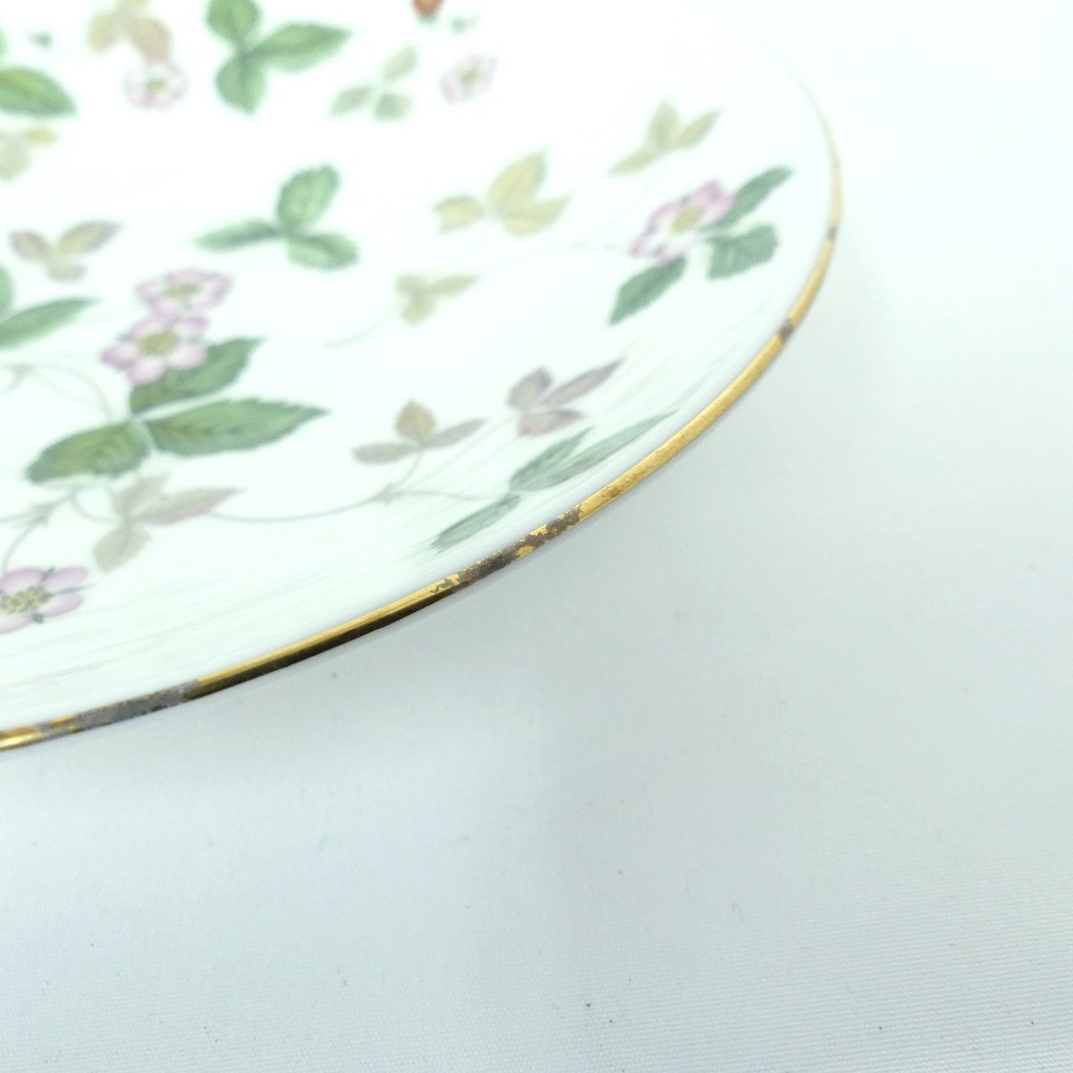 ワイルド ストロベリー プレート 27cm|WEDGWOOD公式オンラインストア