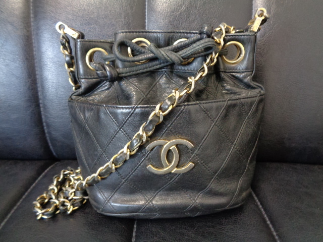 イタリア製 ヴィンテージ CHANEL シャネル マトラッセ ビコローレ ココマーク 巾着 チェーン レザー ショルダー ポシェット バッグ 黒 金 シャネル ヴィンテージ マトラッセ し ファッション マトラッセチェーン