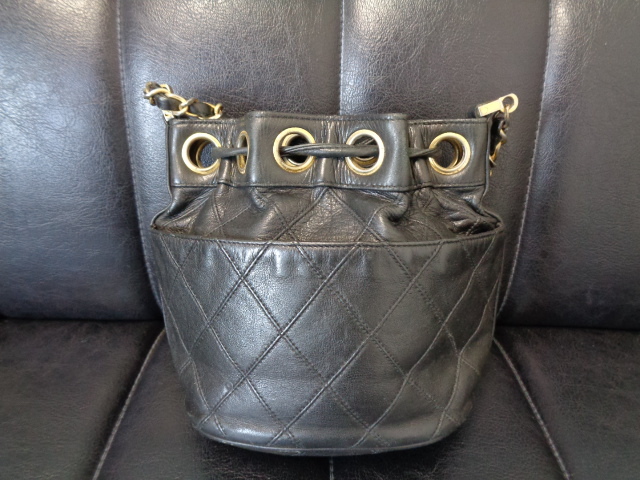 イタリア製 ヴィンテージ CHANEL シャネル マトラッセ ビコローレ ココマーク 巾着 チェーン レザー ショルダー ポシェット バッグ 黒 金 シャネル ヴィンテージ マトラッセ し ファッション マトラッセチェーン
