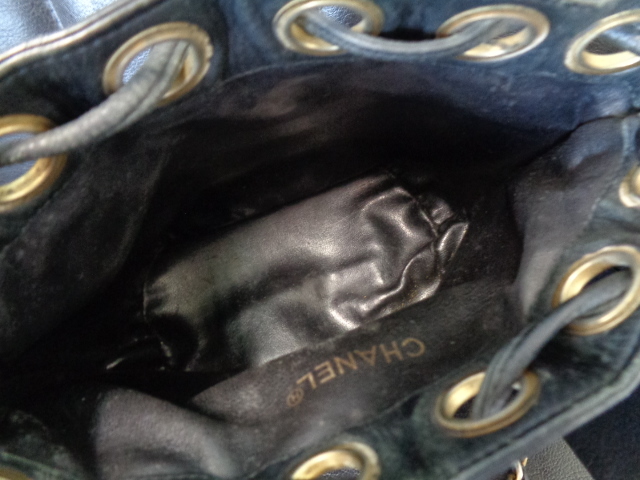 イタリア製 ヴィンテージ CHANEL シャネル マトラッセ ビコローレ ココマーク 巾着 チェーン レザー ショルダー ポシェット バッグ 黒 金 シャネル ヴィンテージ マトラッセ し ファッション マトラッセチェーン
