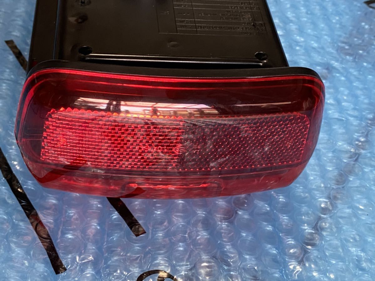 新車外し クオン UD純正 ボルボトラックFH VIGNAL LEDテールランプ RH 