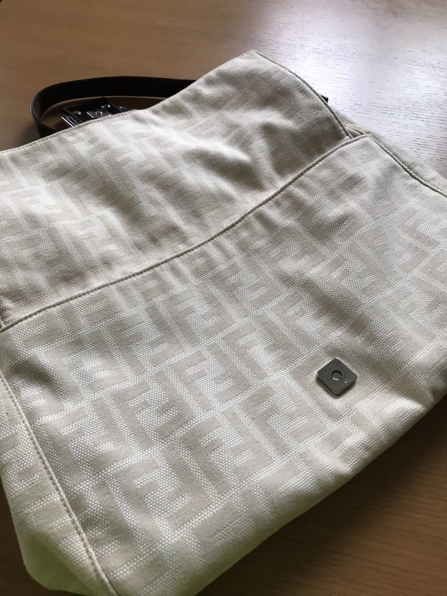 人気セール，大得価 FENDI フェンディ ショルダーバッグ 正規品 ホワイト(ショルダーバッグ)｜売買されたオークション情報、yahooの商品情報をアーカイブ公開 - オークファン かばん、バッグ