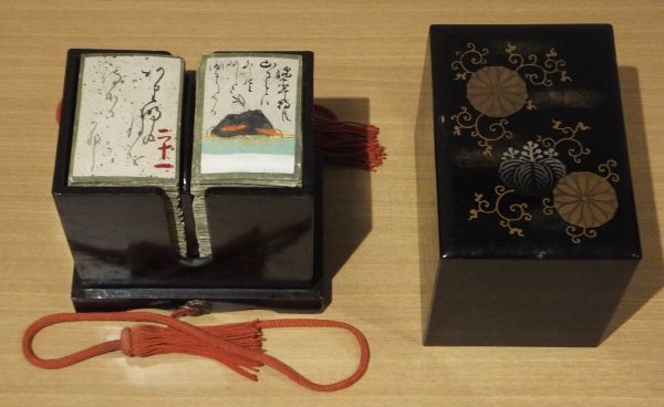 百人一首 揃い 江戸後期 版彩色に手書歌留多 桐文蒔絵箱付 | 五色 