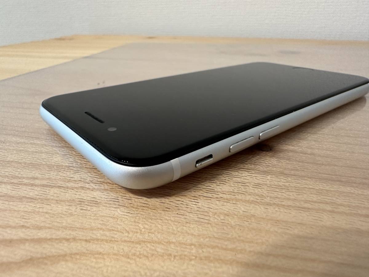 iPhoneSE 第2世代 128GB ホワイト/SIMフリー/本体のみ/背面一部ヒビ