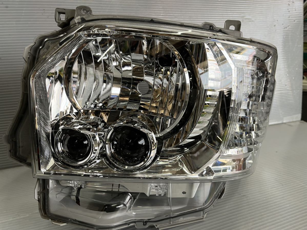 トヨタ200系4型ハイエース純正LED左ヘッドライト 中古です。KOITO26137