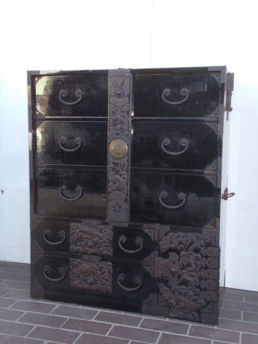 ◆古い黒塗り前棒着物収納箪笥◆庄内タンス・時代鉄打出し松竹梅鶴亀金具◆アンティークチェスト