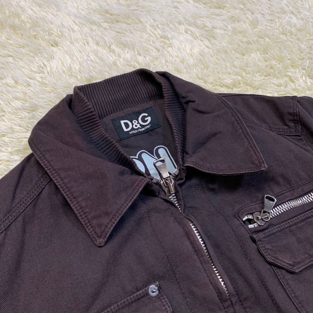 ドルチェ&ガッバーナ『圧倒的な存在感』DOLCE&GABBANA D&G デニムジャケット 48 L位 ダークブラウン ドルチェ&amp;ガッバーナ『圧倒的な存在感』DOLCE&amp;GABBANA 半袖シャツ ONE｜ドルチェ＆ガッバーナ ジージャン ダウンベスト ブランド初のグルマン調