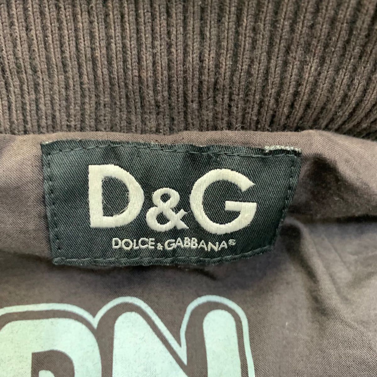 ドルチェ&ガッバーナ『圧倒的な存在感』DOLCE&GABBANA D&G デニムジャケット 48 L位 ダークブラウン ドルチェ&amp;ガッバーナ『圧倒的な存在感』DOLCE&amp;GABBANA 半袖シャツ ONE｜ドルチェ＆ガッバーナ ジージャン ダウンベスト ブランド初のグルマン調