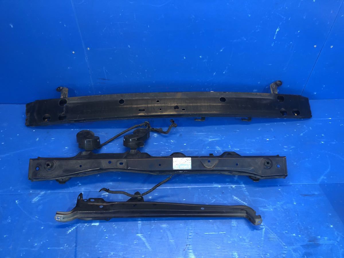 (18487) トヨタ　ヴォクシー　ZRR70W 後期H24 コアサポート　送料1680円(北海道・沖縄お問い合わせに)