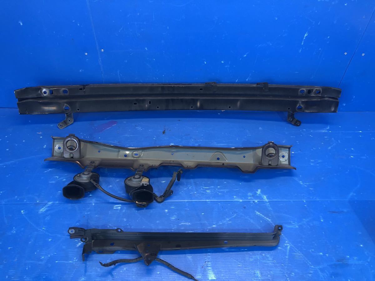 (18487) トヨタ　ヴォクシー　ZRR70W 後期H24 コアサポート　送料1680円(北海道・沖縄お問い合わせに)