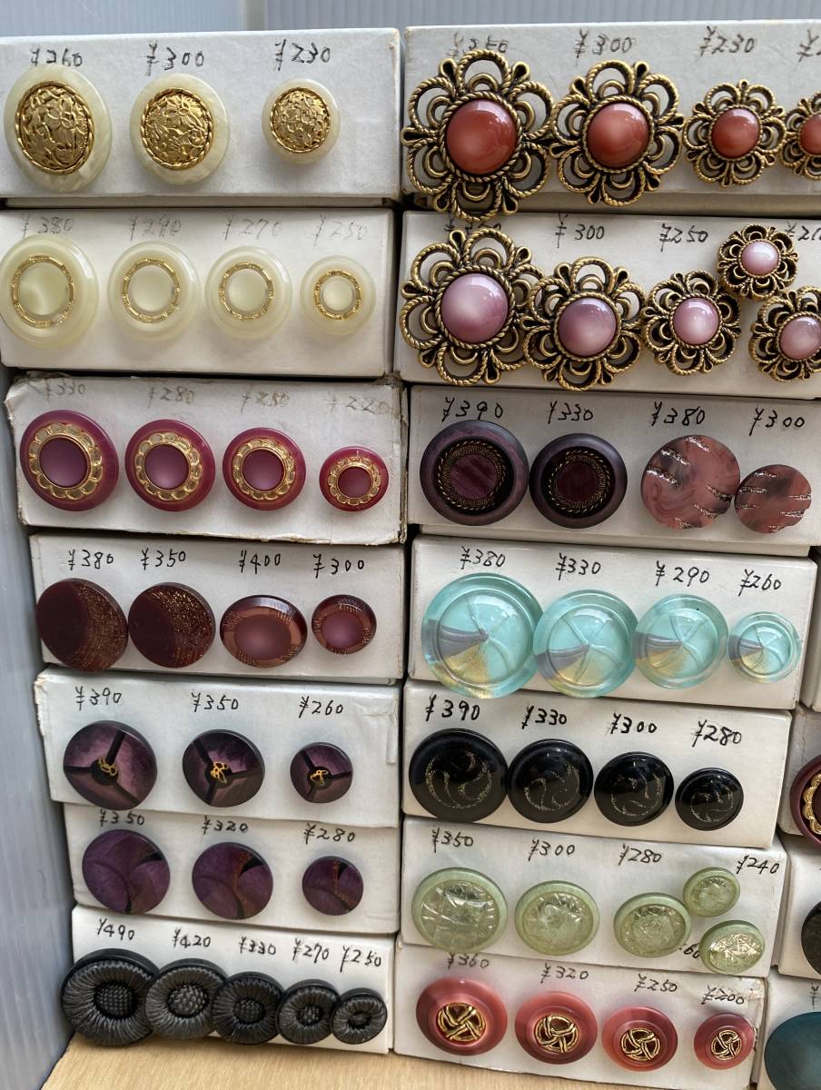 Tパモ手芸店415/箱入り ボタン 約3.8kg まとめて 30箱 カラフル カラー サイズ デザイン 色々 アクセサリー パッチワーク レトロ 現状品