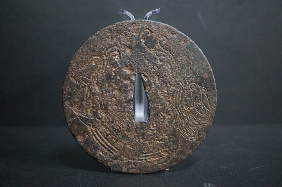 e1389 刀鍔 鉄地 無櫃 毛彫龍図 甲冑師鍔 大鍔 薄鍔（Φ92㎜厚3㎜）刀装