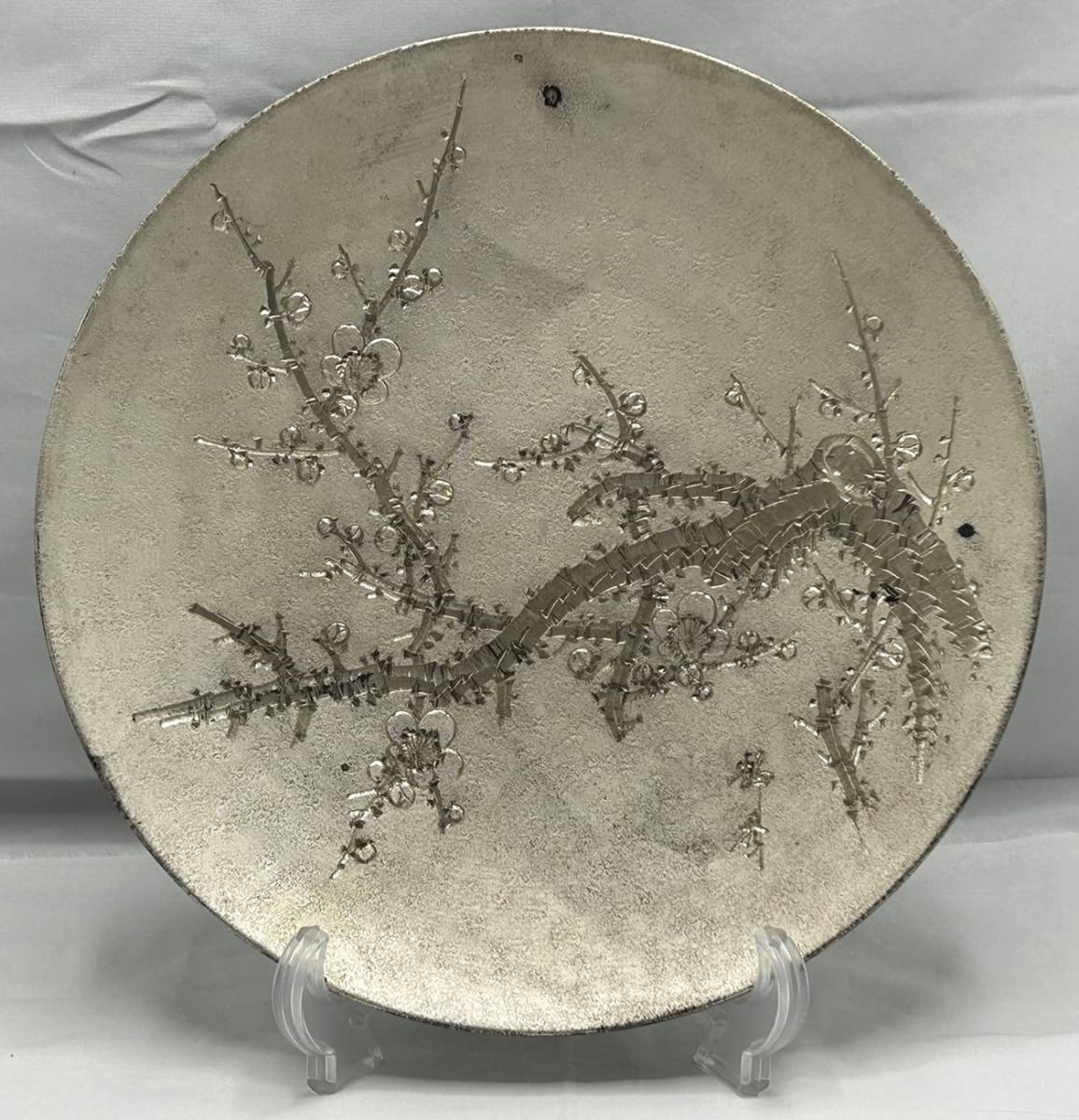和光 純銀 地片切彫梅図 銀皿 約27.5cm 重さ約 和光 純銀 地片切彫梅図 銀皿 約27.5cm 重さ約