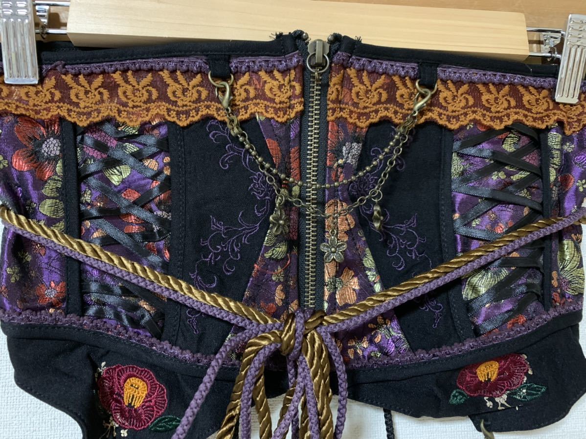 あ*ら様 OZZ ONESTE 椿刺繍 ショートコルセット かくりよの宿飯コラボ Ozz Oneste☆【難あり】椿刺繍和柄コルセット・黒×紫☆OzzOn☆和装(帯