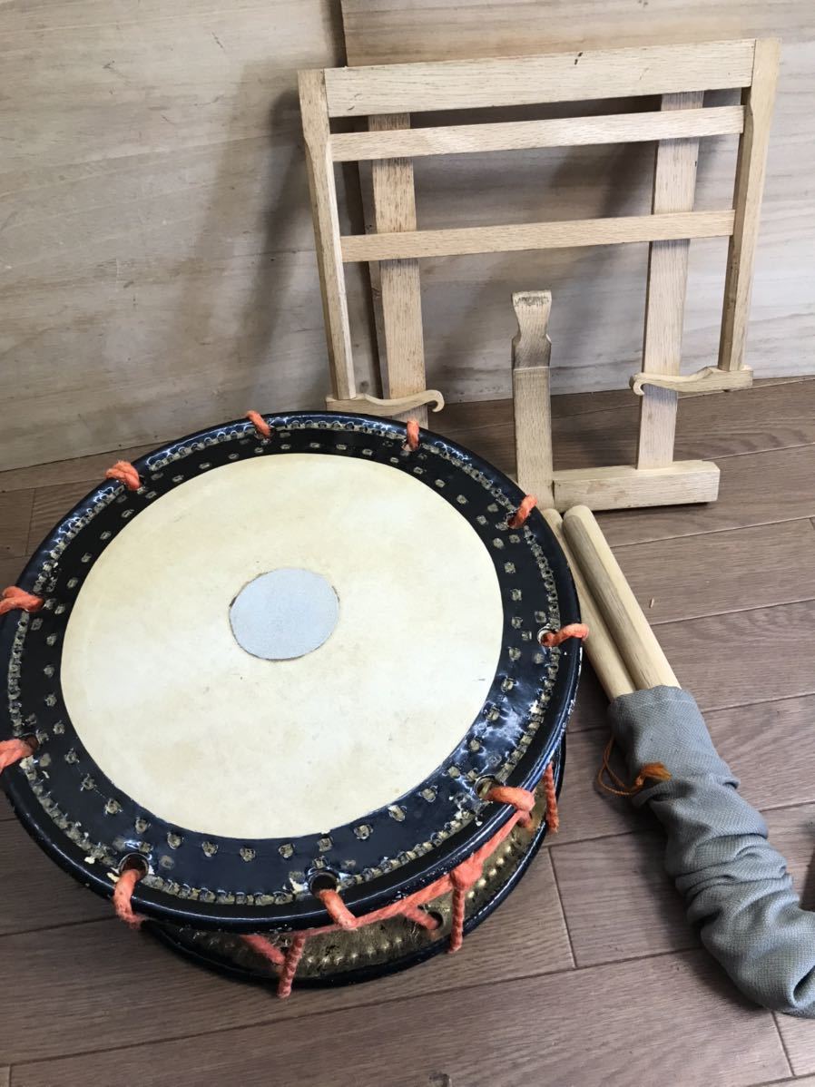 美品】 岡田屋布施 台座 平太鼓 40cm×15cm バチ付き 和太鼓 打楽器 美
