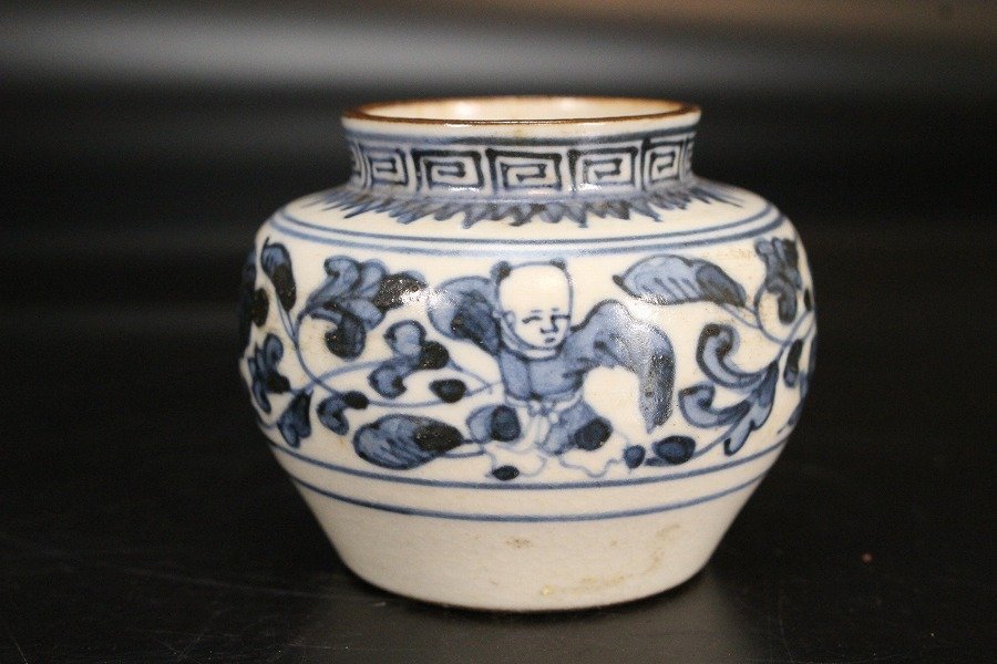 Yu Jen 故宫博物院 青花纏枝蓮托八吉祥紋瓶-宇珍國際