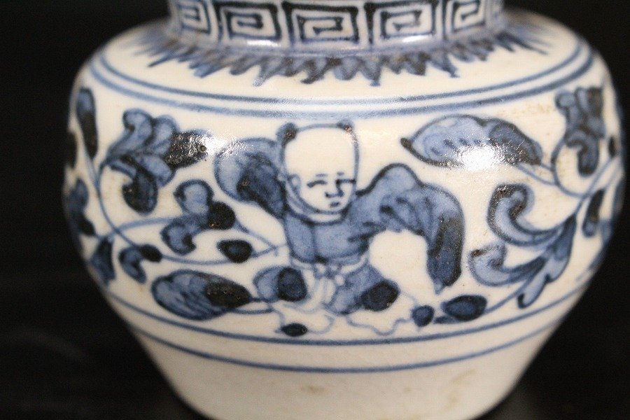 Yu Jen 故宫博物院 青花纏枝蓮托八吉祥紋瓶-宇珍國際