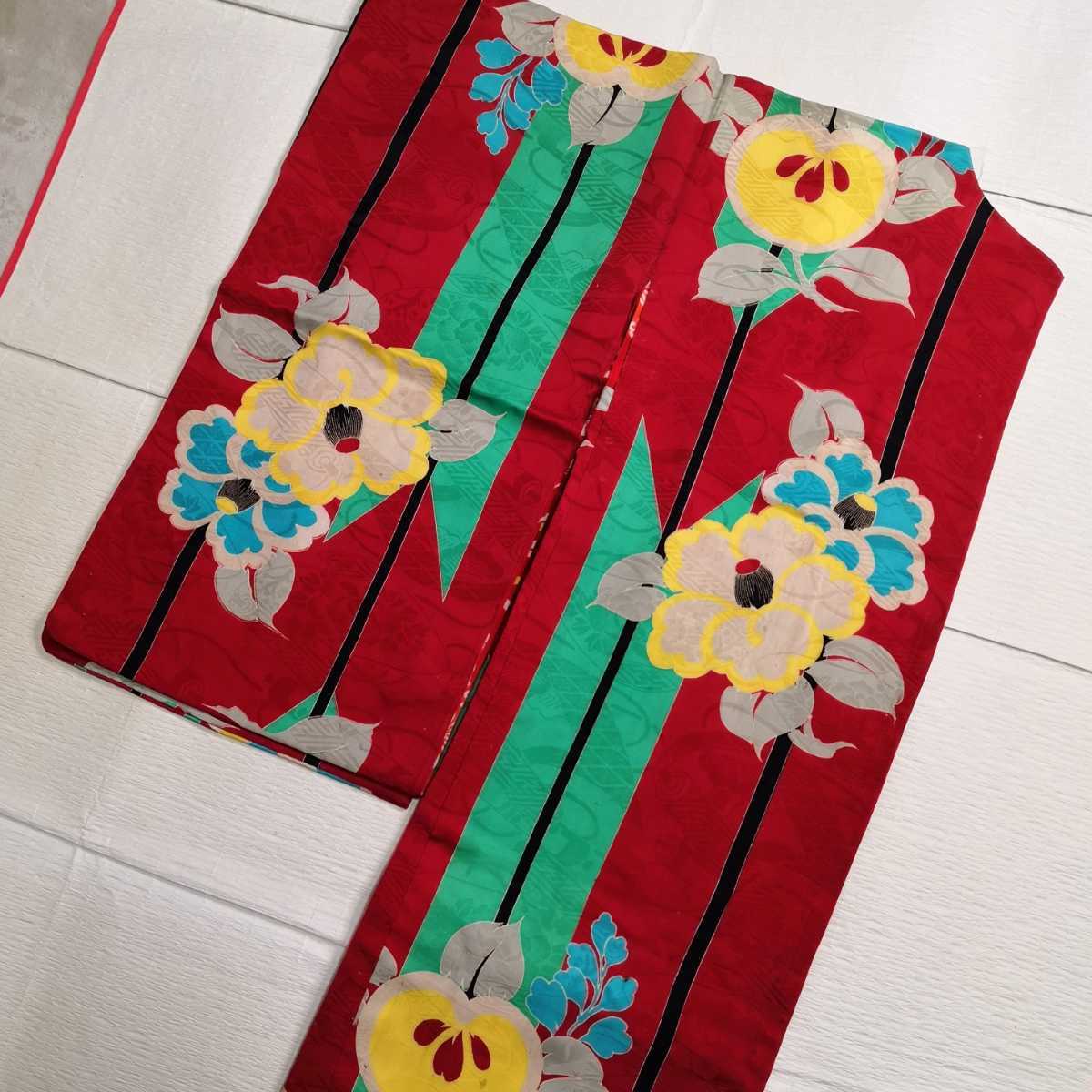 アンティーク羽織 赤色地に緑の矢羽根と花模様 大正ロマン 長羽織 アンティーク着物 大正浪漫 可愛い