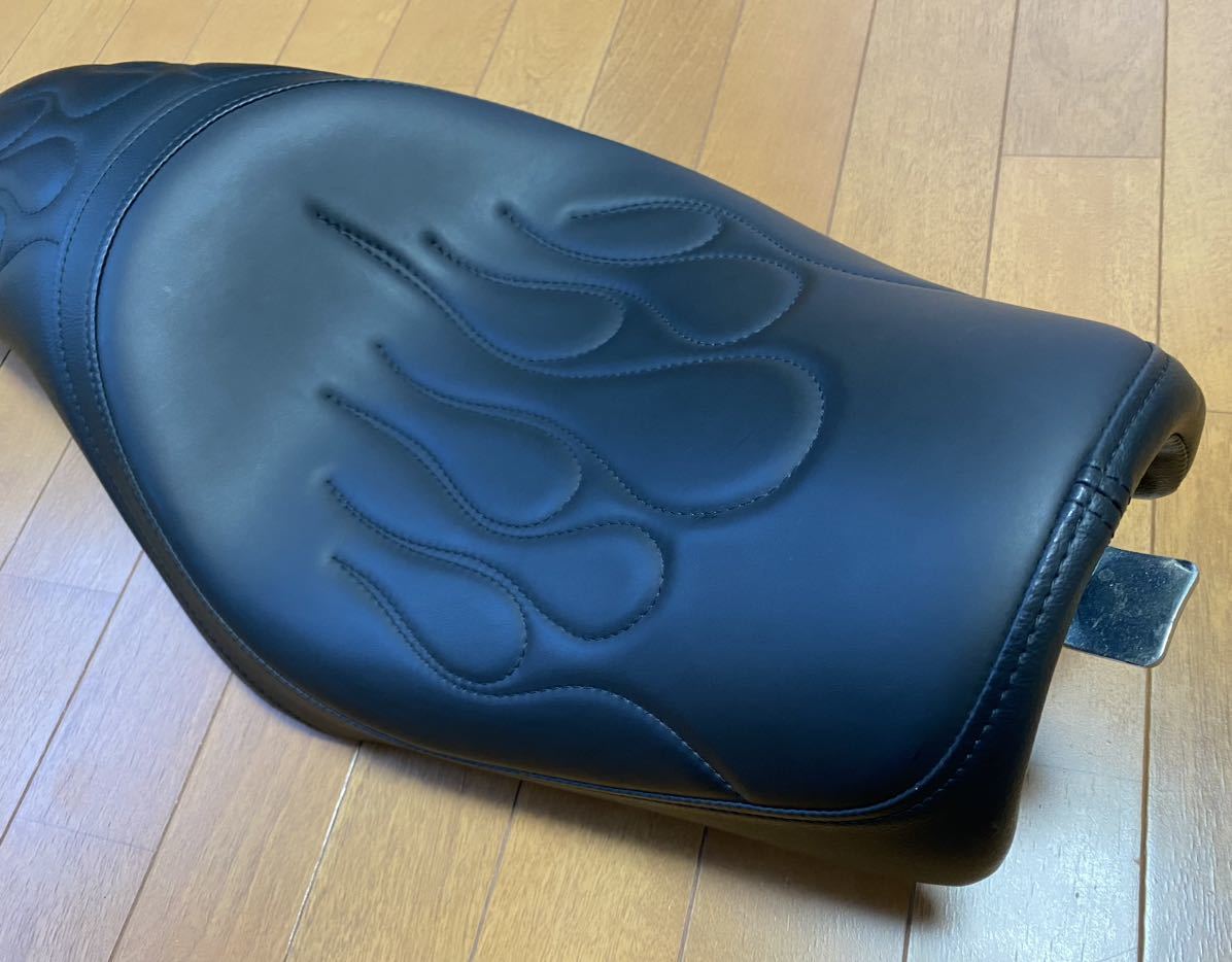 0804-0399 ドラッグスペシャリティーズ ダブルシート プレデター 04年以降 XL883 XL1200 スポーツスター ファイヤーパターン ドラッグスペシャリティーズ ダブル Drag XL1200T カフェスタイル (ダブルダイアモンド
