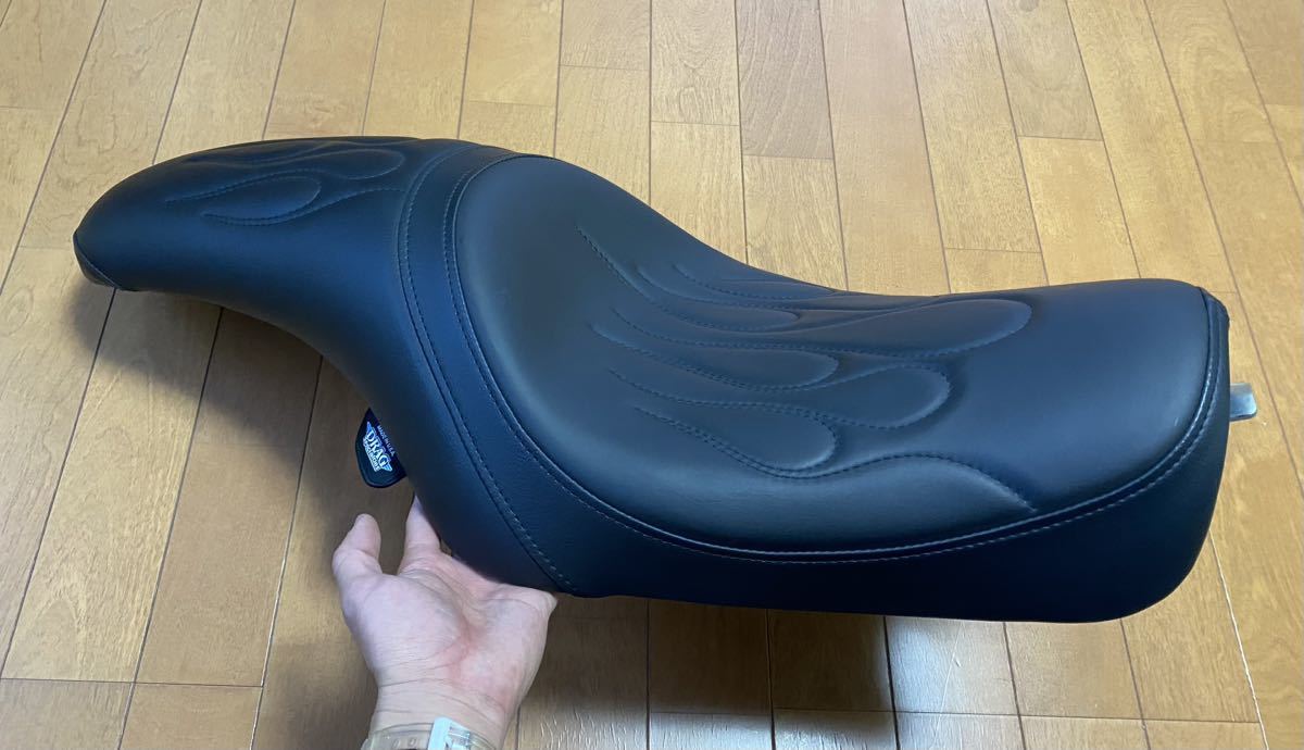 0804-0399 ドラッグスペシャリティーズ ダブルシート プレデター 04年以降 XL883 XL1200 スポーツスター ファイヤーパターン ドラッグスペシャリティーズ ダブル Drag XL1200T カフェスタイル (ダブルダイアモンド