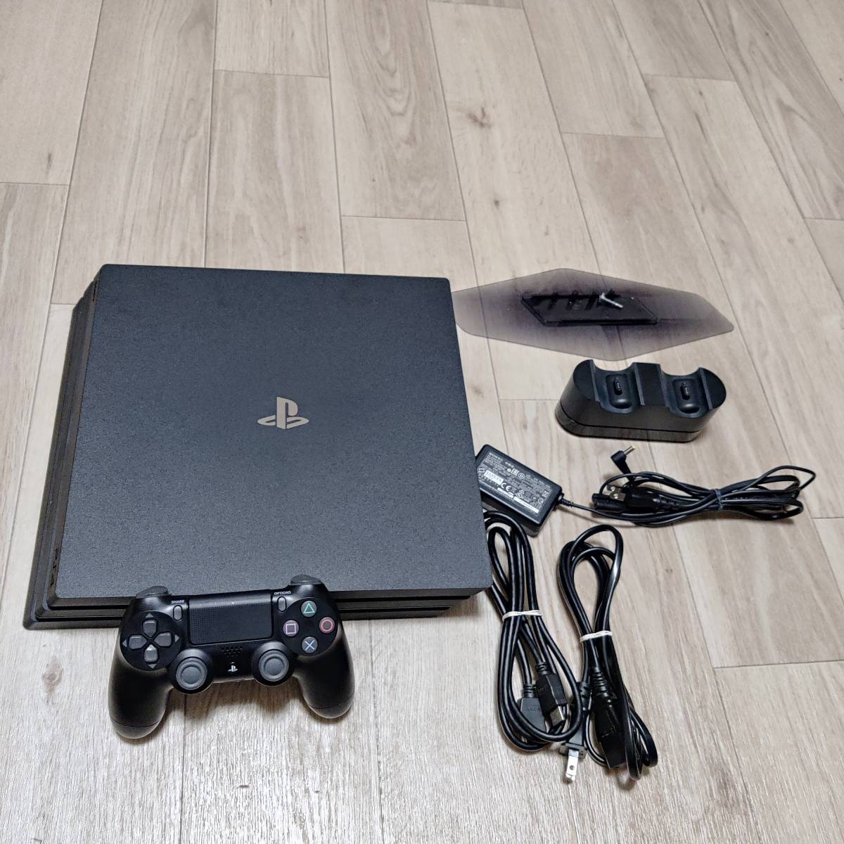 5663763】SONY PS4 PRO 7000 1TB 本体 コントローラー 付属品 充電台 